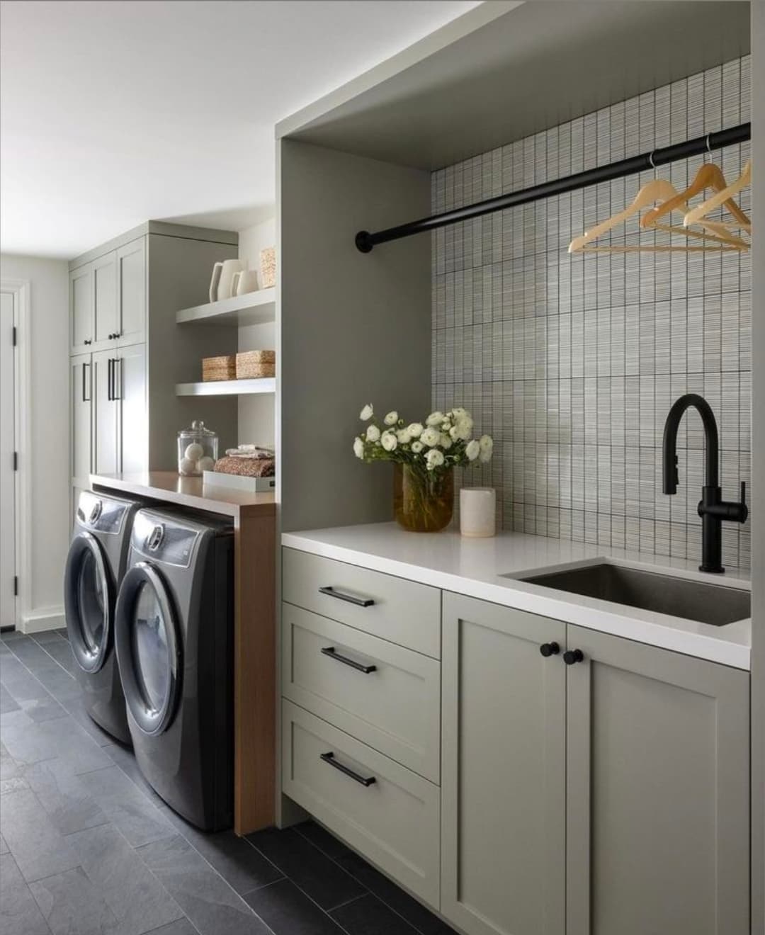 Salle de lavage bien organisée